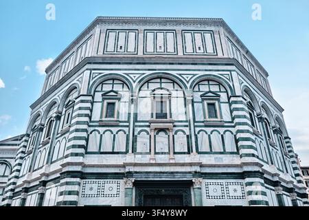 Florenz, Italien - Mai 2026: Geometrische polychrome Marmorfassade des historischen Baptisteriums von Florenz Stockfoto