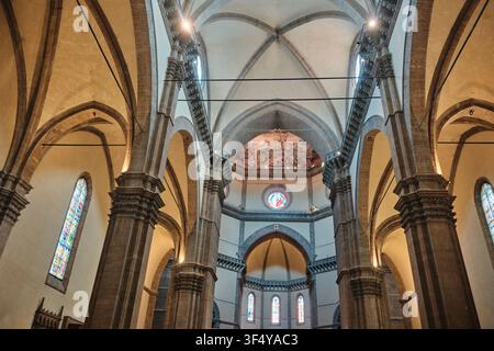 Florenz, Italien - Mai 2026: Gotische Innenarchitektur mit gewölbter Decke und Säulen im Dom von Florenz Stockfoto