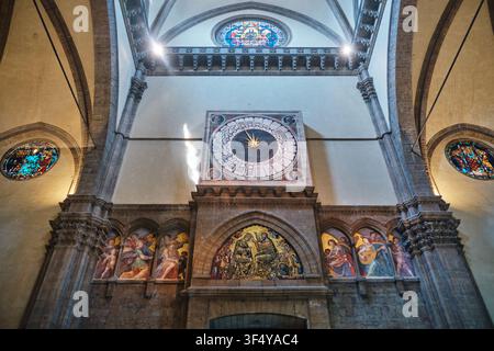 Florenz, Italien - Mai 2026: Paolo Uccellos 24-Stunden-liturgische Uhr und Fresken im Inneren der Kathedrale von Florenz Stockfoto