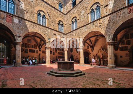 Florenz, Italien - Mai 2026: Innenhof des Bargello-Nationalmuseums mit historischen Arkaden und Skulpturen Stockfoto