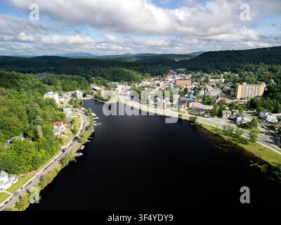 Luftbild der Stadt Saranac Lake in den Adirondack Mountains von New York Stockfoto