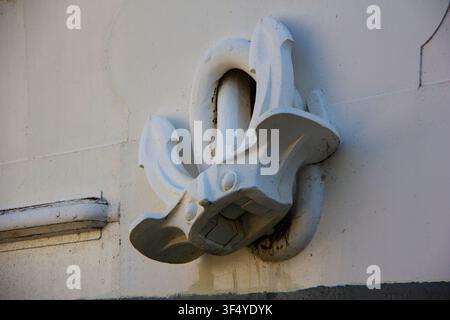 Anker eines alten Schiffes, das dauerhaft vertäut ist Stockfoto