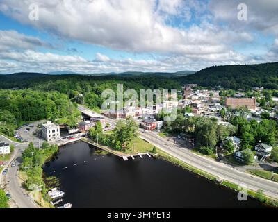 Luftbild der Stadt Saranac Lake in den Adirondack Mountains von New York Stockfoto