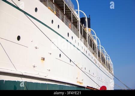Seite eines alten Schiffes, das dauerhaft in einem Hafen festgemacht ist Stockfoto