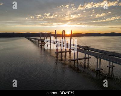 Luftbild der Mario-Cuomo-Hohlkastenbrücke über den Hudson River mit Sonnenstrahlung zwischen den Türmen Stockfoto