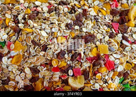 Oberfläche von gesundem Granola-Organisch-Frühstücksgetreide mit Trockenfrüchten und Vollkornhafer Stockfoto
