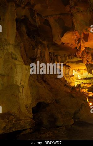 Eine vertikale Aufnahme aus niedriger Perspektive unterstreicht die gewaltige Größe einer unterirdischen Kalksteinhöhle, die im schattigen Vordergrund hohe Fels Säulen aufweist le Stockfoto