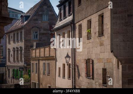 Furth, Bayern, Deutschland - 15. Juli 2026: Blick auf die historischen Altstadtgebäude mit traditionellen Steinfassaden, Holzläden und einer klassischen Straße Stockfoto