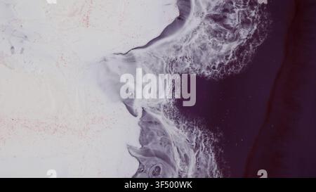 Kunst mit Alkoholtinte und Epoxidharz auf einer ebenen Oberfläche gestalten Stockfoto