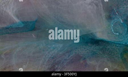 Kunst mit Alkoholtinte und Epharz in einem Heimstudio schaffen Stockfoto