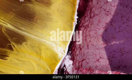 Kunst mit Alkoholtinte und Epoxidharz auf einer ebenen Oberfläche gestalten Stockfoto