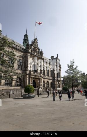 Sheffield, England, Vereinigtes Königreich - 15. Juli 2026: Blick auf das Sheffield Town Hall mit seiner kunstvollen Steinfassade, Uhrturm und Menschen, die auf dem Platz spazieren Stockfoto