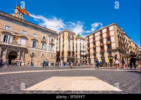 Barcelona, Spanien - 19. April 2026: Das katalanische Regionalregierungsgebäude, das sich am Plaça de Sant Jaume im Gotischen Viertel befindet. Stockfoto