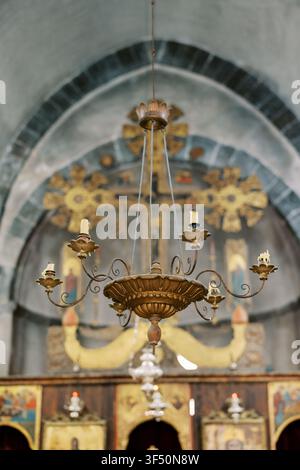 Verzierter Messing-Lüster im historischen Kircheninneren Stockfoto