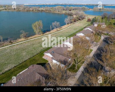 25. April 2024 Loveland ColoradoSchöne Uferwohnungen in Loveland Colorado Luftbild Stockfoto
