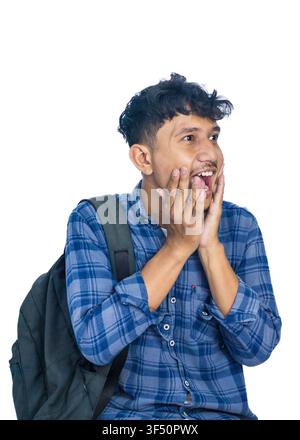 Ein hochwertiges Studioporträt eines schockierten jungen männlichen Studenten, der ein blaues kariertes Hemd trägt und einen Rucksack trägt Stockfoto