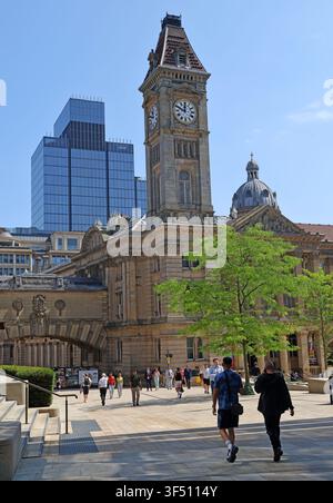 Sonnenreiche Sommeransicht des Birmingham Museum & Art Gallery und des Big Brum Uhrturms mit Fußgängern im Stadtzentrum von Birmingham, West Midlands, England Stockfoto