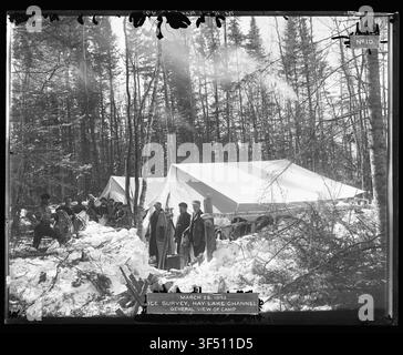 Eine allgemeine Ansicht des Lagers am Hay Lake Channel aus dem Jahr 1678, Teil der Eisuntersuchung, während des Baus des St. Marys Falls Kanals und der Schleusen, ein Projekt des United States Army Corps of Engineers. Stockfoto