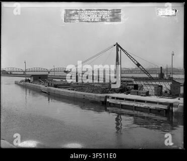 Eine Ansicht von 1679 des Geländes und der Baustelle für den Notdamm am St. Marys Falls Canal, als Teil der Bau- und Renovierungsfotografien des St. Marys Falls Canal und der Schleusen, aufgenommen vom Büro des Chief of Engineers. Stockfoto
