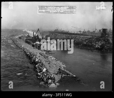 Eine Ansicht von 1680 mit Blick nach Osten von den Schleusentoren des vertieften Unterwassers des U.S. Kraftwerks am St. Marys Falls Canal und Locks, ein Bau- und Renovierungsprojekt. Stockfoto