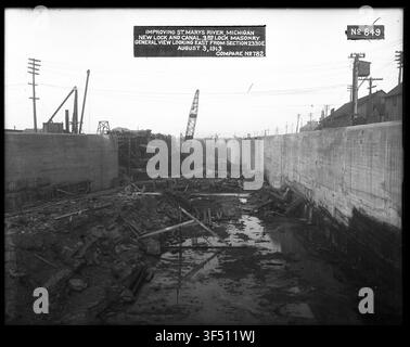 Eine Ansicht von 1680 mit Blick nach Osten von Abschnitt 2330 E des Neuen Schleusen und Kanals, insbesondere der dritten Schleusenmauer, am St. Marys Falls Canal und Locks, in einem Foto aus den Aufzeichnungen des Büros des Chefingenieurs. Stockfoto