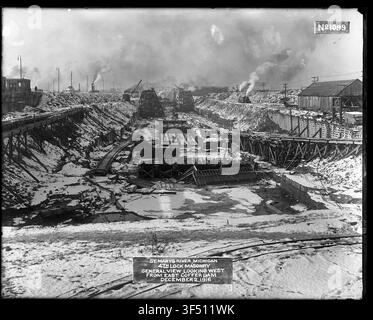 Eine Ansicht aus dem Jahr 1680, die nach Westen gerichtet ist, vom östlichen Sohlgraben des vierten Schlossteils aus dem Mauerwerk des St. Marys Falls Kanals und Schleusen, ein Bau photographie aus den Aufzeichnungen des Büros des Chief of Engineers. Stockfoto