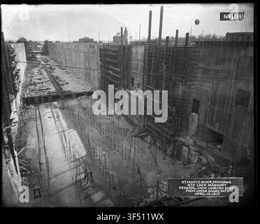 Eine Ansicht von 1680 mit Blick nach Osten vom oberen Wachhaus des vierten Schleusenmauerwerks am St. Marys Falls Canal und Locks, in einer Fotografie aus den Aufzeichnungen des Büros des Chefingenieurs. Stockfoto