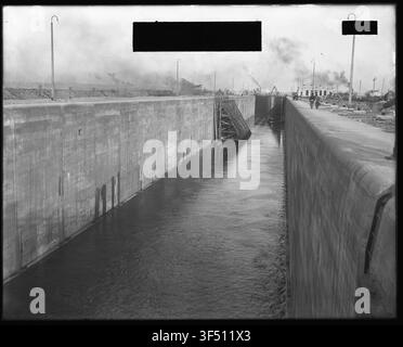 Eine Ansicht von 1680 mit Blick nach Osten vom Tor Nr. 3 während der ersten Füllung der dritten Schleuse, am Neuen Schleusen- und Kanalbereich, St. Marys Falls Canal and Locks, in einem Foto aus den Aufzeichnungen des Büros des Chefingenieurs. Stockfoto