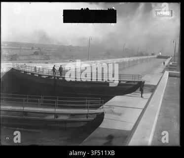 Eine Ansicht der Kammer von 1680 vom oberen Ende des dritten Schleusens am New Lock and Canal, St. Marys Falls Canal and Locks, in einem Foto aus den Aufzeichnungen des Büros des Chief of Engineers. Stockfoto