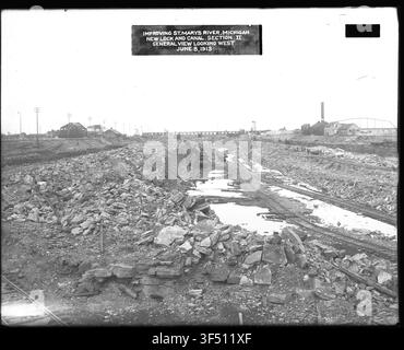 Eine Ansicht von 1680 mit Blick nach Westen auf das Neue Schleuse und den Kanal, Westkanal, Abschnitt 2, St. Marys Falls Kanal und Schleusen, in einem Foto aus den Aufzeichnungen des Büros des Chefingenieurs. Stockfoto