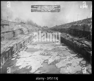 Eine Ansicht von 1680 mit Blick nach Osten von 2770 E, die die letzte Aufräumarbeiten des Fourth Lock-Aushubs am St. Marys Falls Canal und Locks zeigt, als Teil der Bau- und Renovierungsfotografien. Stockfoto
