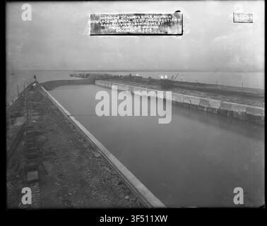 Eine Ansicht von 1680 mit Blick nach Westen von der Klappbrücke des Neuen Schleusen und Kanals, Westkanal, Abschnitt 1, während des Baus des St. Marys Falls Kanals und der Schleusen. Stockfoto