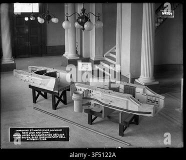 Ein Modell von 1680 des Neuen Schleusen- und Kanalsystems, das die oberen und unteren Enden zeigt, Ansicht der Südseite mit Pumpenbrunnen, Teil des Baus des St. Marys Falls Kanals und der Schleusen. Stockfoto