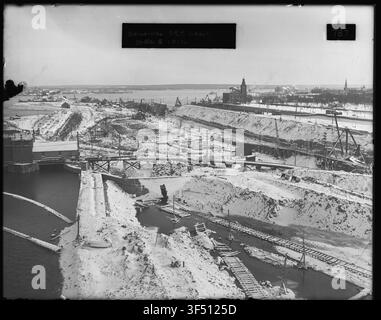 Eine Ansicht von 1680 des Neuen Schleusen und Kanals, die die Dritte Schleuse und den Standort der Vierten Schleuse zeigt, gesehen aus Richtung Südosten von 710 N - 2250 E, als Teil des Baus des St. Marys Falls Kanals und der Schleusen. Stockfoto