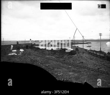 Eine Ansicht von 1681 des westlichen Teils des St. Marys Falls Kanals, die ein Cofferdam und den Hauptabladeplatz eines Auftragnehmers während der Kanalerweiterungsbauarbeiten zeigt. Stockfoto
