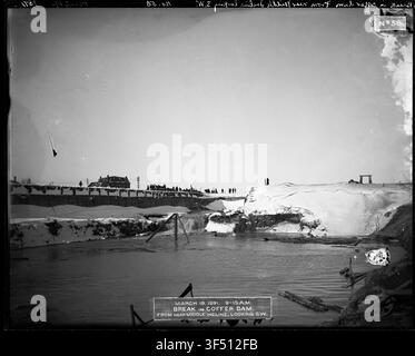 Eine Fotografie von 1682 des Bruchs in der Stützmauer nahe der mittleren Rampe, Blick nach Südwesten, während des Baus des St. Marys Falls Kanals und Schleusen, ein Projekt, das vom United States Army Corps of Engineers verwaltet wurde. Stockfoto