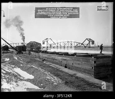 Bau von Kribben 1 bis 12 für die 1200 Fuß Erweiterung des Northwest Pier am St. Marys Falls Canal und Locks, Blick nach Westen, in einem Bauprojektfoto aus dem späten 17. Jahrhundert, Teil der Aufzeichnungen des Büros des Chefingenieurs. Stockfoto