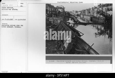 Eine zerstörte Brücke über die Schelde in Tournai, datiert auf den 9. November 1918, während des Ersten Weltkriegs, von den Briten. Stockfoto
