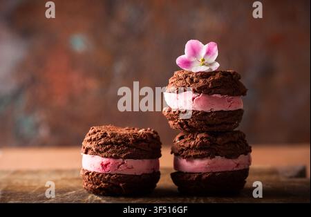 Hausgemachte Eiskekse, Sandwiches mit Himbeeren und Schokolade Stockfoto