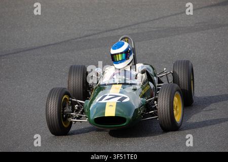 Ein historisches britisches grün-gelbes Einzelplatz-Formel-3-Auto mit der Nummer 171 navigiert eine Asphaltrennstrecke an einem Motorsportevent Stockfoto