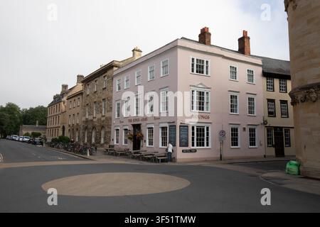 Die historische rosa Fassade des The Kings Arms Pub an der Ecke Holywell Street und Parks Road in der Nähe der Bodleian Library in Oxford, Oxfordshire, UK Stockfoto