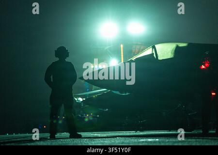 Ein U.S. Marine des Marine Fighter Attack Squadron (VMFA) 122, 11th Marine Expeditionary Unit, überwacht Flugoperationen an Bord des Wasp-Klasse-Amphibischen Angriffsschiffs USS Boxer (LHD 4) im Verantwortungsbereich des U.S. Central Command, 18. Juli 2026. (Foto des U.S. Marine Corps) Stockfoto