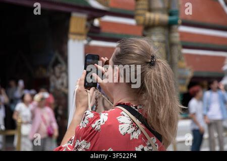 Frau benutzt Smartphone, um Foto zu machen, Nahaufnahme. Stockfoto
