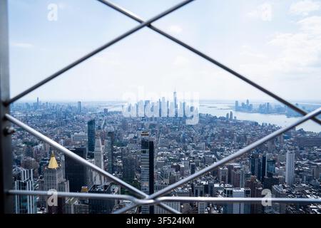 New York City, USA - 20. Juli 2026: Eine Panoramaansicht der Skyline von Lower Manhattan, einschließlich One World Trade Center, gesehen vom Beobachtungsdeck Stockfoto