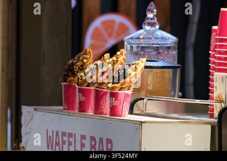 KIEW, UKRAINE - 30. Juli 2026: Frische Bubble-Waffeln, gefüllt mit Eiscreme, Keksen, Schokolade und bunten Belägen, werden an einem Street-Food-Stand präsentiert Stockfoto