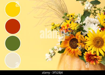 Herbstliches Blumenarrangement mit Sonnenblumen und Chrysanthemen in einer Kürbisvase, Herbstfarbpalette auf gelbem Hintergrund, eine komplementäre Farbpalette Stockfoto