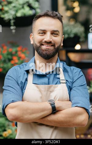 Arbeiter, Laden und Besitzer eines Blumenstudios, Kellner im Öko-Café im Freien Stockfoto