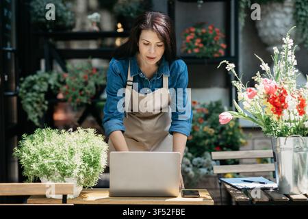 Nehmen Sie Bestellung online, Beratung von Floristen im Blog, moderne kleine Unternehmen, Startup Stockfoto