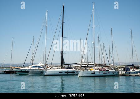 Marina mit Luxus-Segelbooten im Mittelmeer Stockfoto