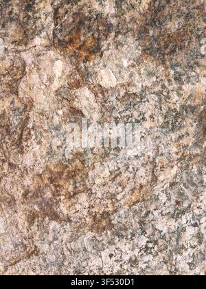 Natürlicher Granitstein-Hintergrund mit rauer Mineraloberfläche und Quarzadern Stockfoto
